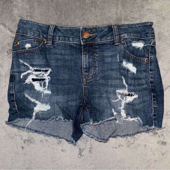 Maurices Distressed Denim Jean Shorts Size 2 - Picture 1 of 12